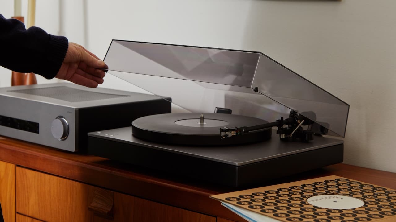 cambridge-audio-alva-tt-v2-turntable-lifestyle-lifting-lid